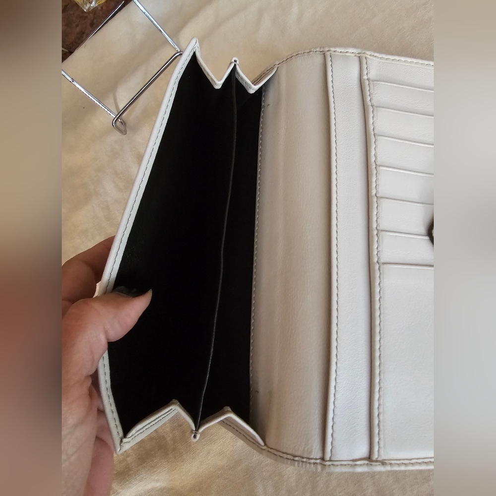 Vintage Gucci Wallet with Heart Detail - Picture 13 of 15